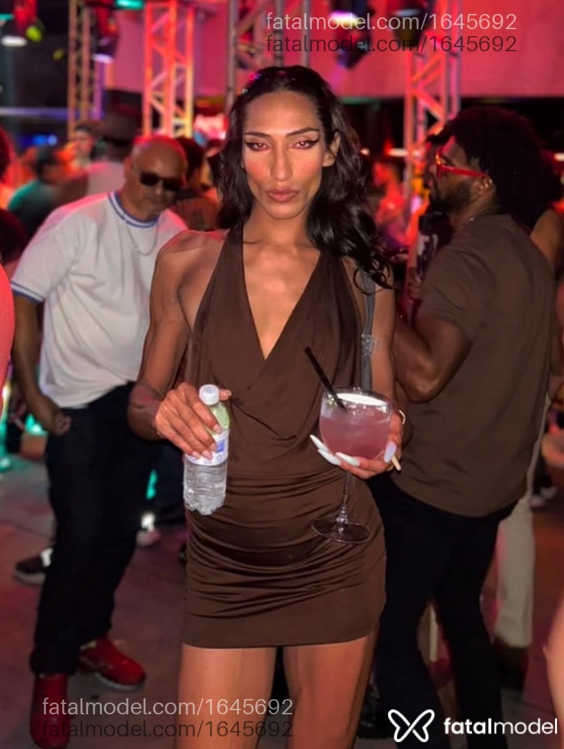 Acompanhante mulher trans morena (o) de olhos castanhos em Passa Quatro Acompanhante mulher trans morena (o) de olhos castanhos em Passa Quatro - Renathinha