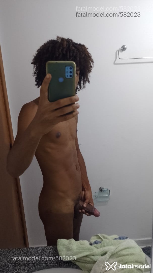 Acompanhante homem com cabelo castanho de olhos castanhos em Vila Velha - Rauan Pretty