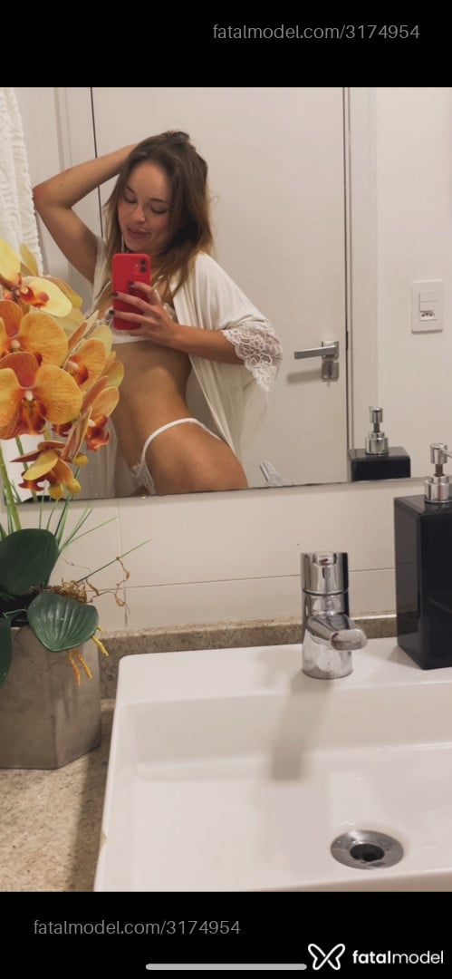 Acompanhante mulher com cabelo castanho de olhos azuis em São Paulo - Sophia Monteiro