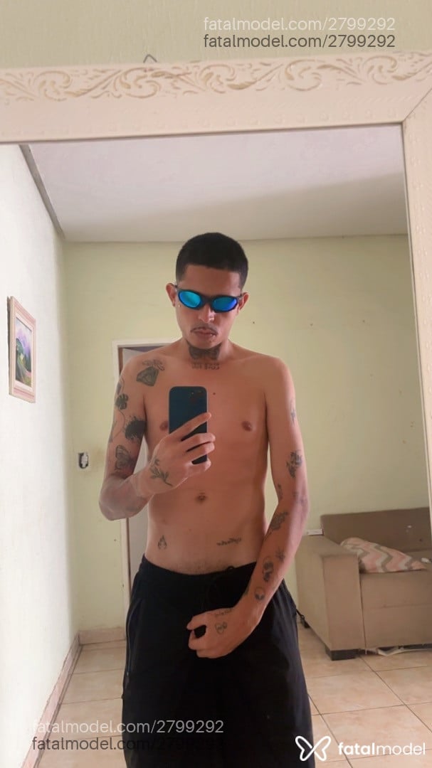 Acompanhante homem morena (o) de olhos pretos - Dener Acompanhante homem morena (o) de olhos pretos - Dener