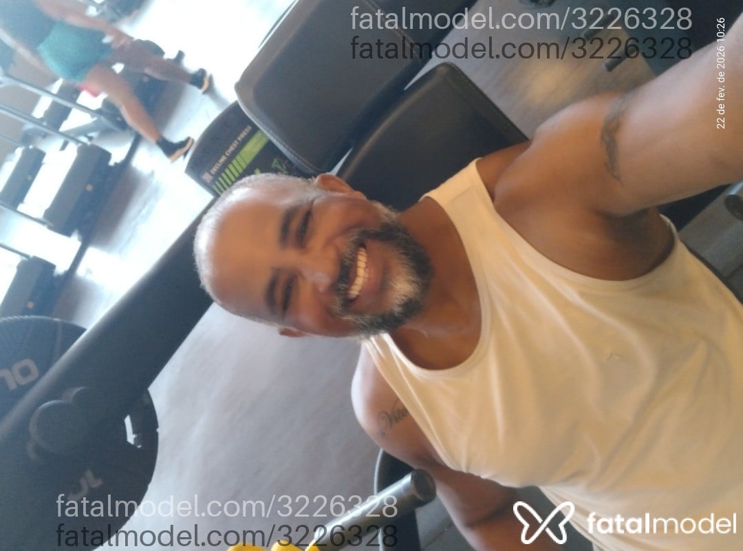 Acompanhante homem com cabelo grisalho de olhos castanhos em Magé Acompanhante homem com cabelo grisalho de olhos castanhos em Magé - Bernardo