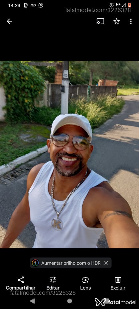 Acompanhante homem com cabelo grisalho de olhos castanhos em Magé Acompanhante homem com cabelo grisalho de olhos castanhos em Magé - Bernardo