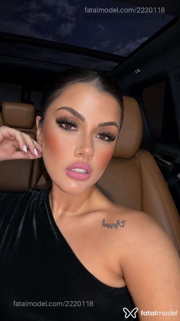 Acompanhante mulher com cabelo castanho de olhos mel - Jade Luana