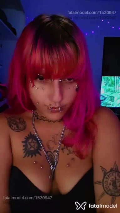 Acompanhante mulher com cabelo colorido de olhos castanhos em Virtual - Akira Chan