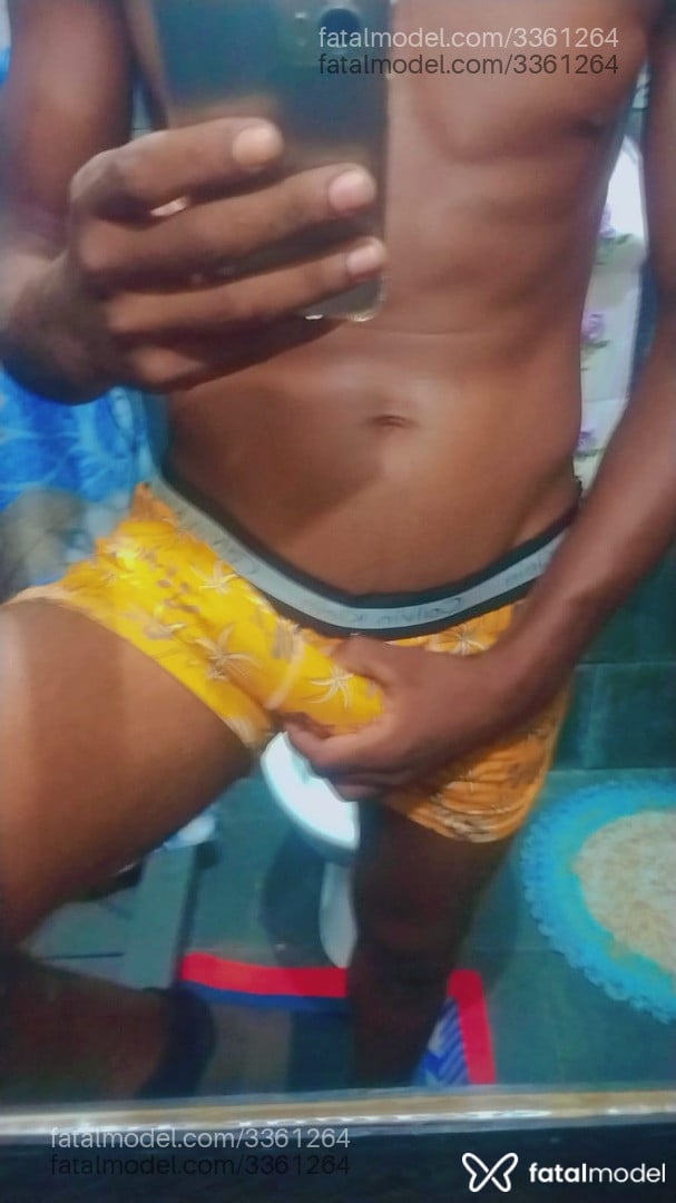 Acompanhante homem com cabelo castanho de olhos castanhos - Preto Mulato