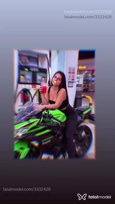 Acompanhante mulher com cabelo castanho de olhos castanhos - Vic Tória Acompanhante mulher com cabelo castanho de olhos castanhos - Vic Tória