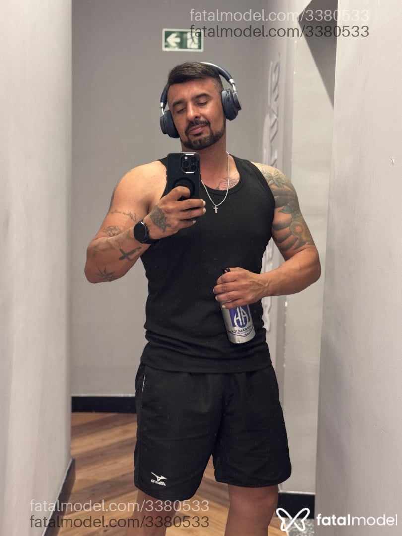 Acompanhante homem com cabelo castanho de olhos castanhos em Sorocaba Acompanhante homem com cabelo castanho de olhos castanhos em Sorocaba - Danilo
