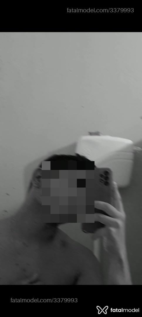 Acompanhante homem com cabelo grisalho de olhos pretos em Virtual - Mucilon