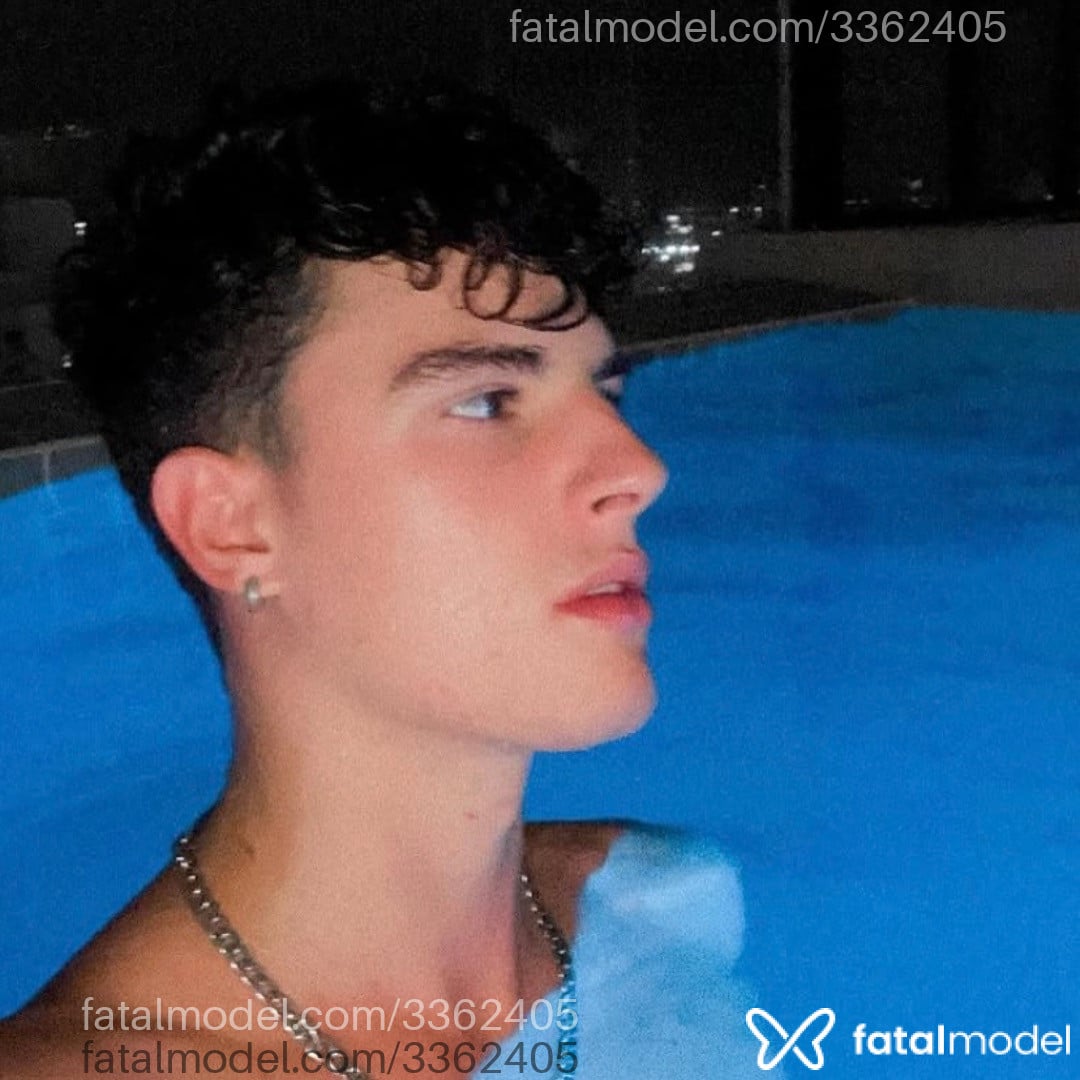 Acompanhante homem com cabelo castanho de olhos verdes em Florianópolis Acompanhante homem com cabelo castanho de olhos verdes em Florianópolis - Theo Safra