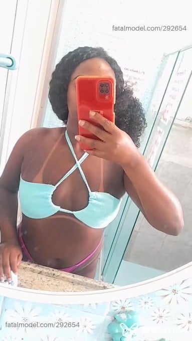 Acompanhante mulher com cabelo castanho de olhos pretos - Paola