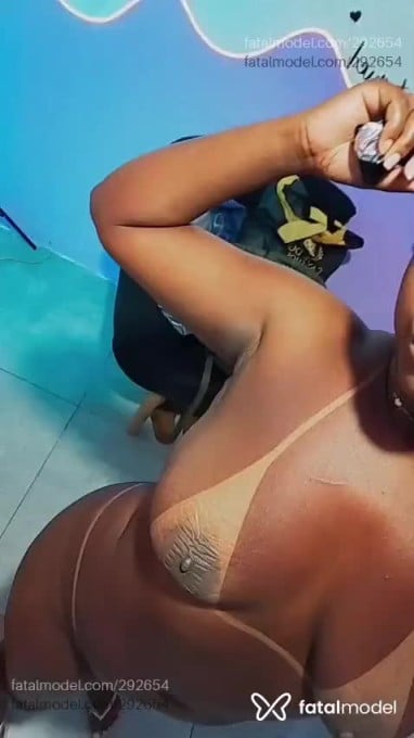 Acompanhante mulher com cabelo castanho de olhos pretos - Paola