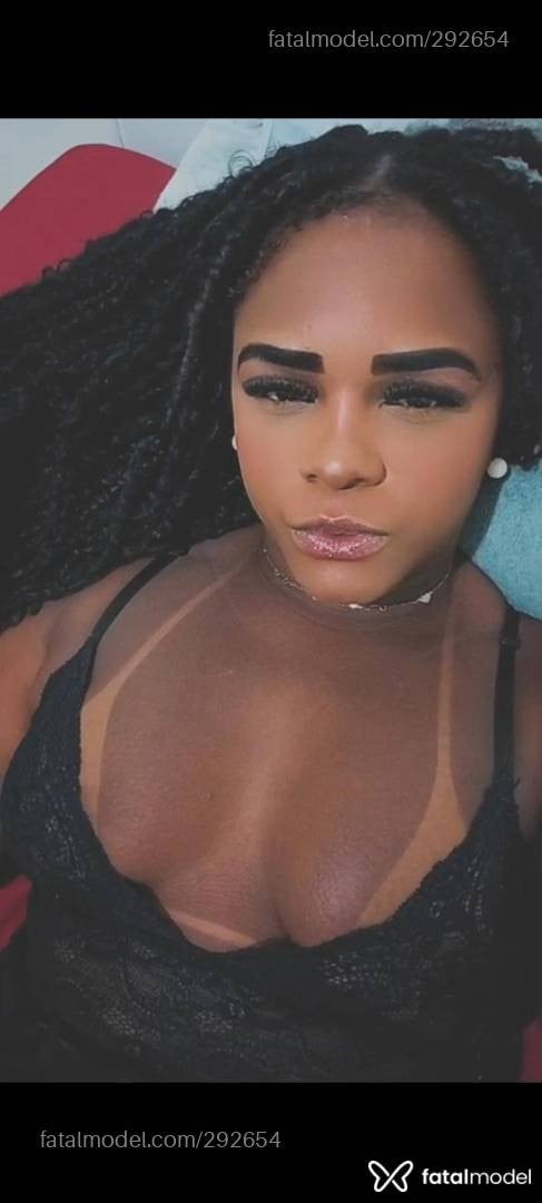 Acompanhante mulher com cabelo castanho de olhos pretos - Paola