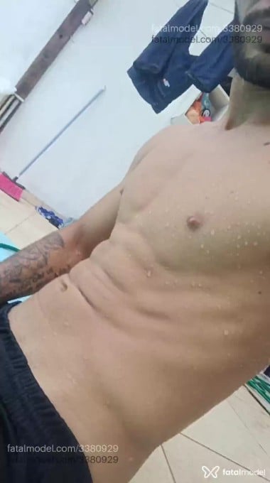 Acompanhante homem morena (o) de olhos castanhos em São João Batista - Igoor