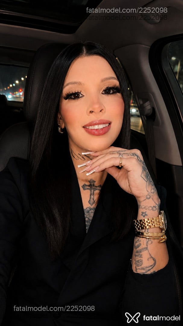 Acompanhante mulher trans com cabelo castanho de olhos mel em Xanxerê Acompanhante mulher trans com cabelo castanho de olhos mel em Xanxerê - Barbiie Araujo