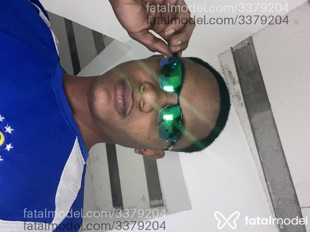 Acompanhante homem com cabelo castanho de olhos pretos - Lz Santos