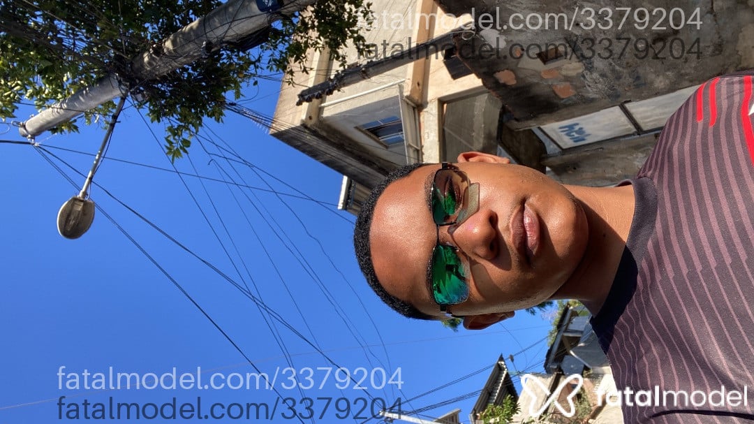 Acompanhante homem com cabelo castanho de olhos pretos - Lz Santos