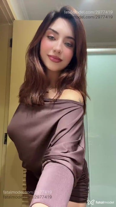Acompanhante mulher com cabelo castanho de olhos mel - Isis Maldoni Acompanhante mulher com cabelo castanho de olhos mel - Isis Maldoni