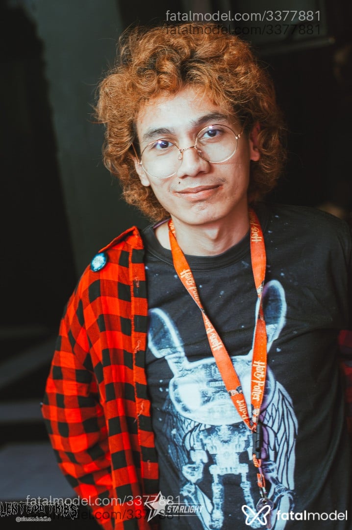 Acompanhante não-binário com cabelo colorido de olhos castanhos em Porto Alegre - Lim Boi