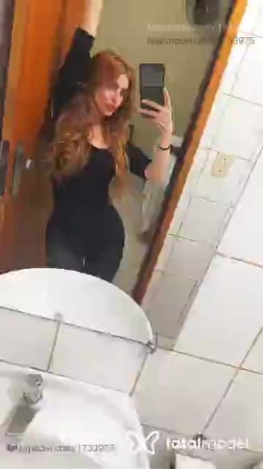 Acompanhante mulher ruiva (o) de olhos mel - Rubi Nira Montevan