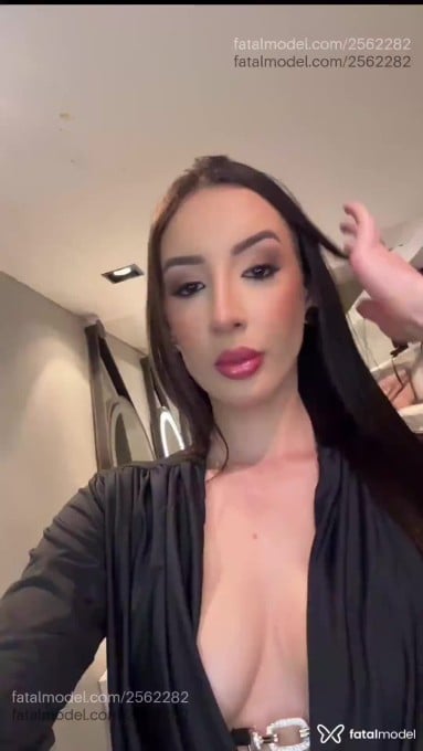 Acompanhante mulher com cabelo castanho de olhos castanhos em São Paulo Acompanhante mulher com cabelo castanho de olhos castanhos em São Paulo - Valentina Cartier