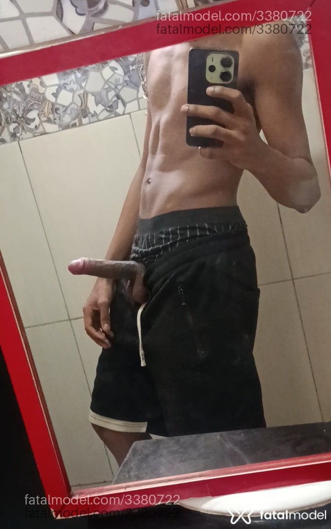 Acompanhante homem com cabelo castanho de olhos castanhos em Brasília - Levítico