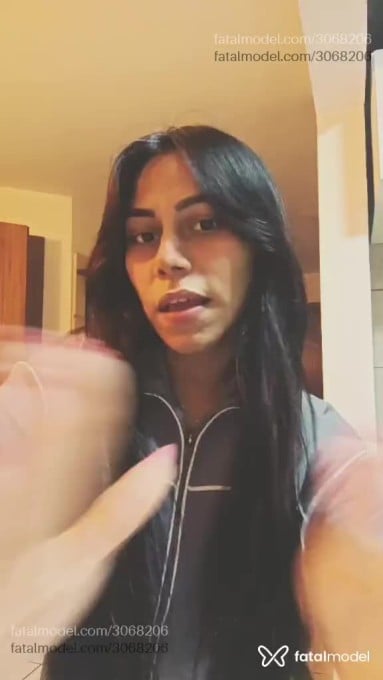 Acompanhante mulher morena (o) de olhos pretos - Ariel Fraz