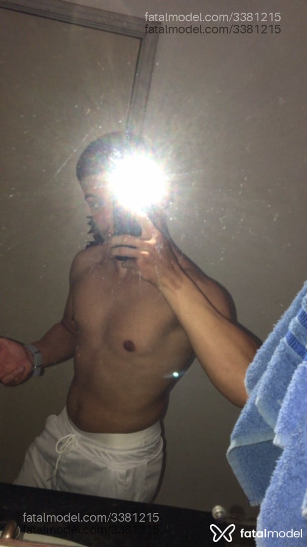 Acompanhante homem com cabelo castanho de olhos mel - Adilson