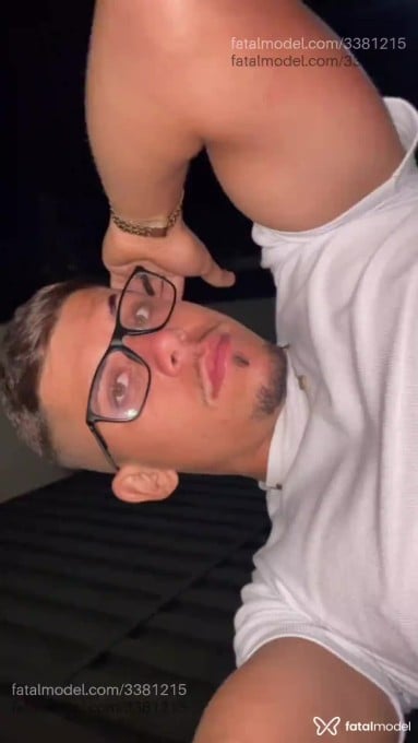 Acompanhante homem com cabelo castanho de olhos mel - Adilson