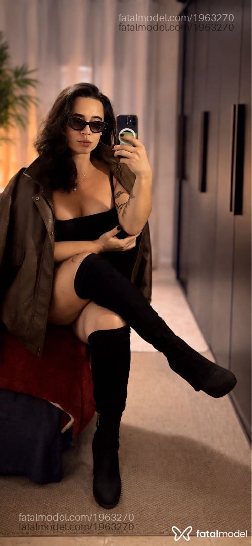 Acompanhante mulher trans com cabelo castanho de olhos castanhos em Itapecerica da Serra Acompanhante mulher trans com cabelo castanho de olhos castanhos em Itapecerica da Serra - Ivy Calixto