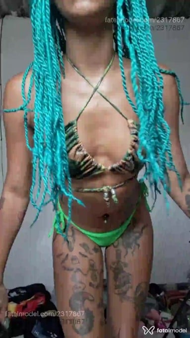 Acompanhante mulher com cabelo colorido de olhos castanhos em Campinas Acompanhante mulher com cabelo colorido de olhos castanhos em Campinas - Venenosa