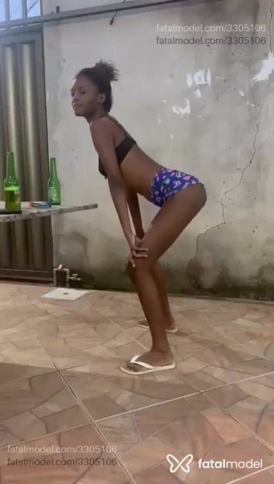 Acompanhante mulher com cabelo castanho de olhos mel - Marronbombom Acompanhante mulher com cabelo castanho de olhos mel - Marronbombom