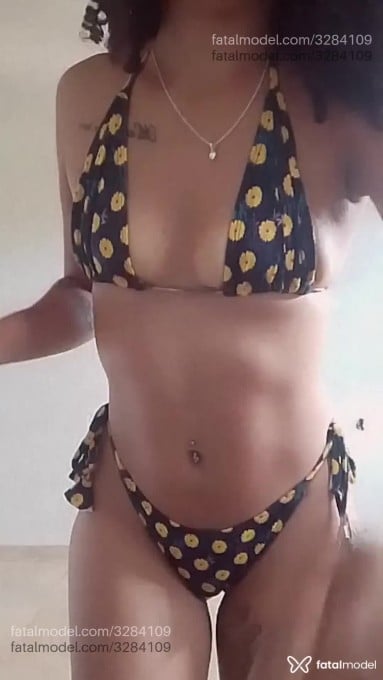 Acompanhante mulher morena (o) de olhos castanhos - Adrielle Acompanhante mulher morena (o) de olhos castanhos - Adrielle