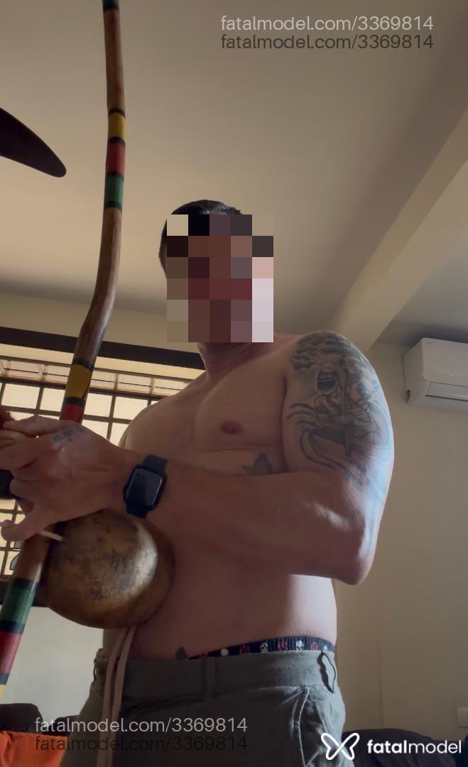 Acompanhante homem com cabelo grisalho de olhos castanhos em Maringá - César