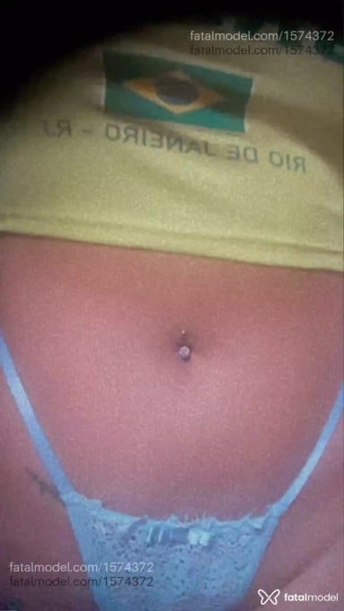 Acompanhante mulher loira (o) de olhos castanhos - Babi Mel