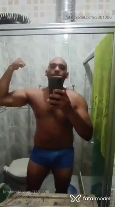 Acompanhante homem sem cabelo de olhos pretos em Rio de Janeiro Acompanhante homem sem cabelo de olhos pretos em Rio de Janeiro - Lipexx