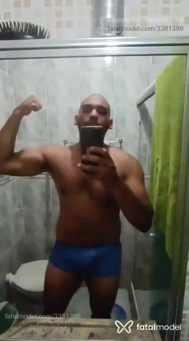 Acompanhante homem sem cabelo de olhos pretos em Rio de Janeiro Acompanhante homem sem cabelo de olhos pretos em Rio de Janeiro - Lipexx