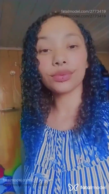 Acompanhante mulher com cabelo colorido de olhos castanhos em Guarapuava Acompanhante mulher com cabelo colorido de olhos castanhos em Guarapuava - Pesseguinha
