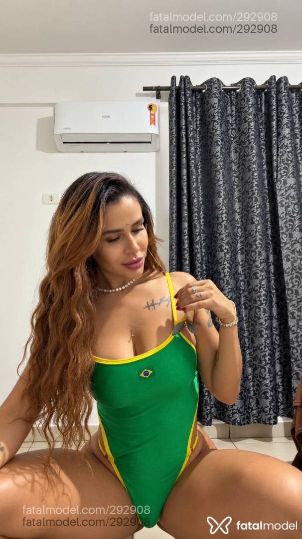 Acompanhante mulher loira (o) de olhos castanhos - Nicole