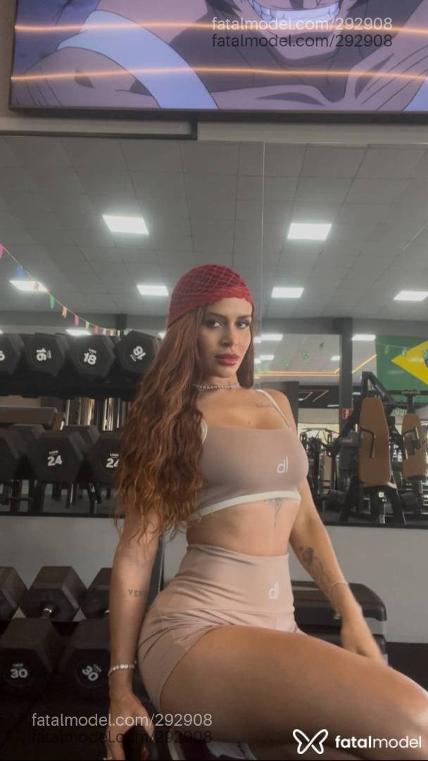 Acompanhante mulher loira (o) de olhos castanhos - Nicole