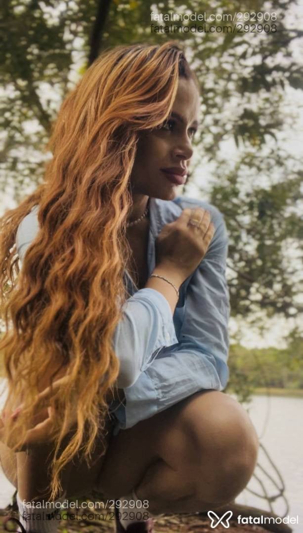 Acompanhante mulher loira (o) de olhos castanhos - Nicole