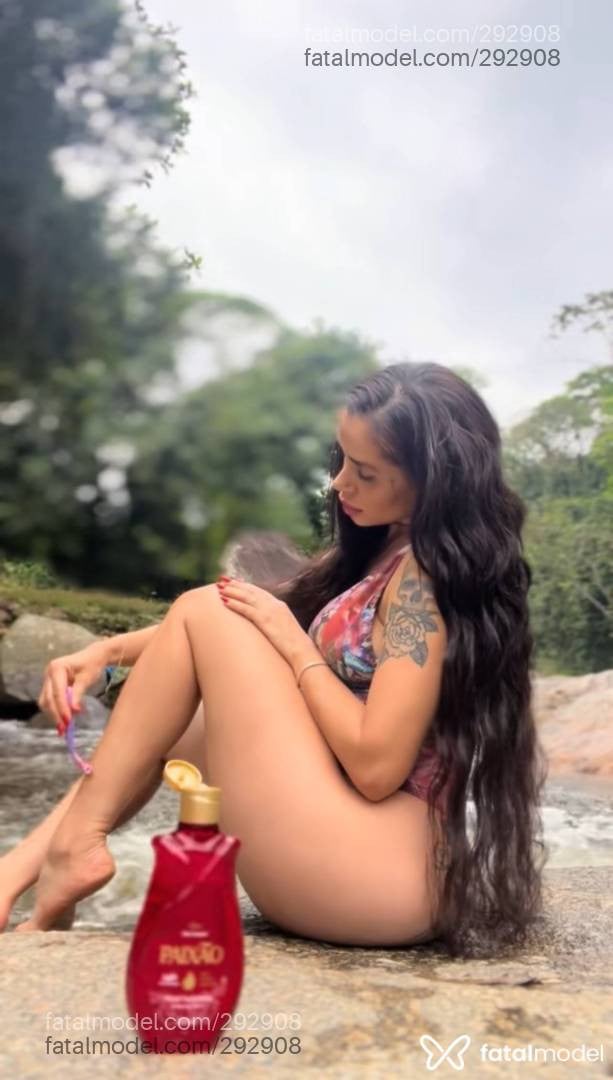 Acompanhante mulher loira (o) de olhos castanhos - Nicole