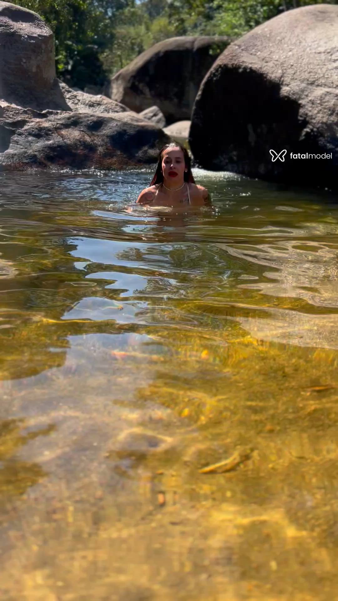 Acompanhante mulher loira (o) de olhos castanhos - Nicole
