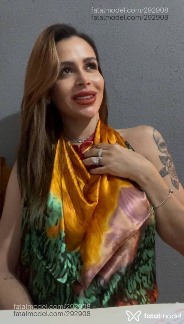 Acompanhante mulher loira (o) de olhos castanhos - Nicole