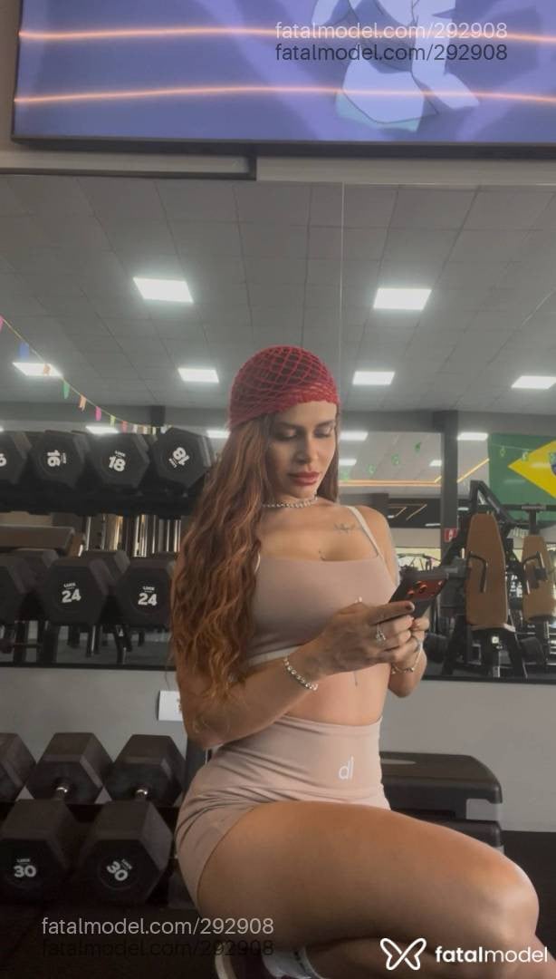 Acompanhante mulher loira (o) de olhos castanhos - Nicole