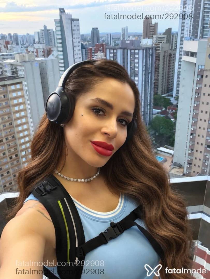 Acompanhante mulher loira (o) de olhos castanhos - Nicole