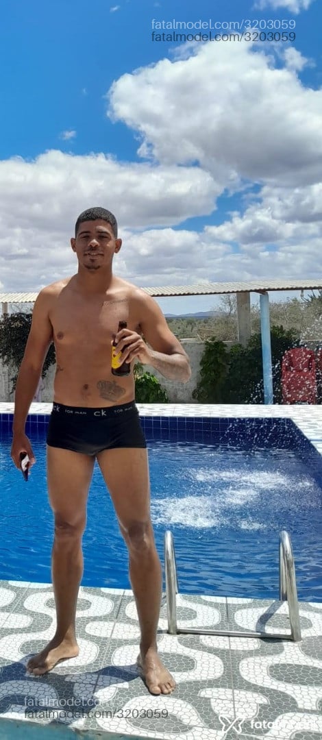Acompanhante homem morena (o) de olhos verdes em Valente Acompanhante homem morena (o) de olhos verdes em Valente - Negobom