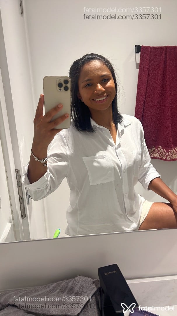 Acompanhante mulher morena (o) de olhos pretos em Virtual - Polly