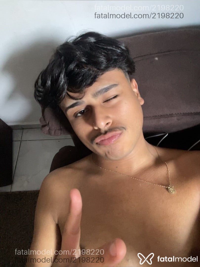 Acompanhante homem com cabelo castanho de olhos pretos em Curitiba - Lucca Fiori