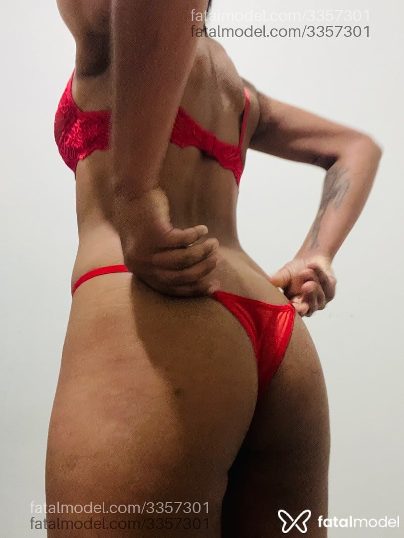 Acompanhante mulher morena (o) de olhos pretos em Virtual Acompanhante mulher morena (o) de olhos pretos em Virtual - Polly