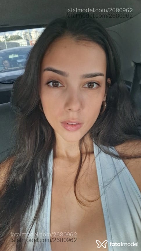 Acompanhante mulher com cabelo castanho de olhos mel em Goiânia - Mel